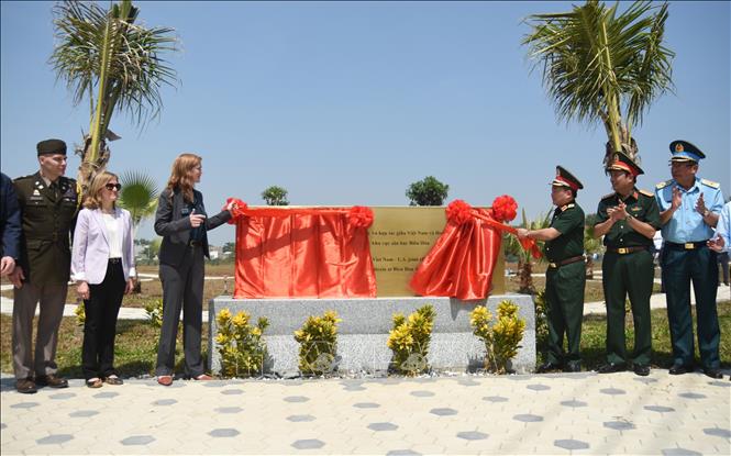 Trong ảnh: Khu công viên do Bộ Quốc phòng Việt Nam và USAID hợp tác xây dựng. Ảnh: Công Phong - TTXVN