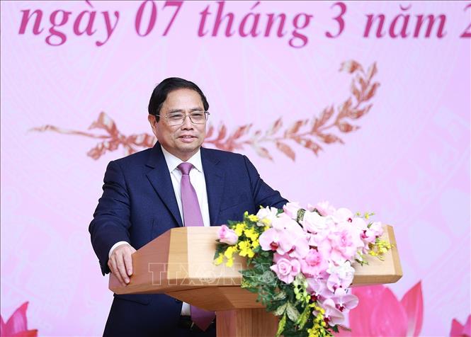 Thủ tướng Phạm Minh Chính chúc mừng đại diện nữ lãnh đạo và các nhà khoa học nữ. Ảnh: Dương Giang-TTXVN
