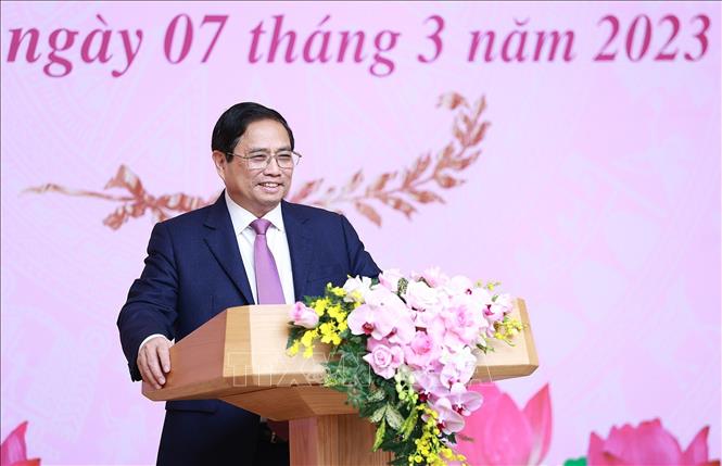 Thủ tướng Phạm Minh Chính chúc mừng đại diện nữ lãnh đạo và các nhà khoa học nữ. Ảnh: Dương Giang-TTXVN
