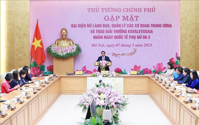 Thủ tướng Phạm Minh Chính chúc mừng đại diện nữ lãnh đạo và các nhà khoa học nữ. Ảnh: Dương Giang-TTXVN
