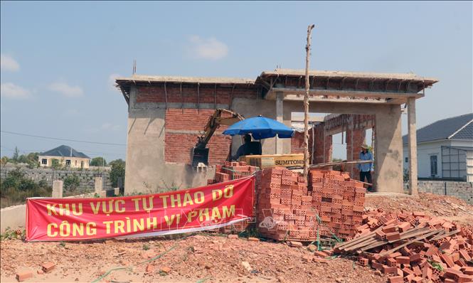 Trong ảnh: Chủ nhân căn biệt thự tự tháo dỡ công trình xây dựng vi phạm để trả lại đất cho Nhà nước. Ảnh: Lê Huy Hải - TTXVN