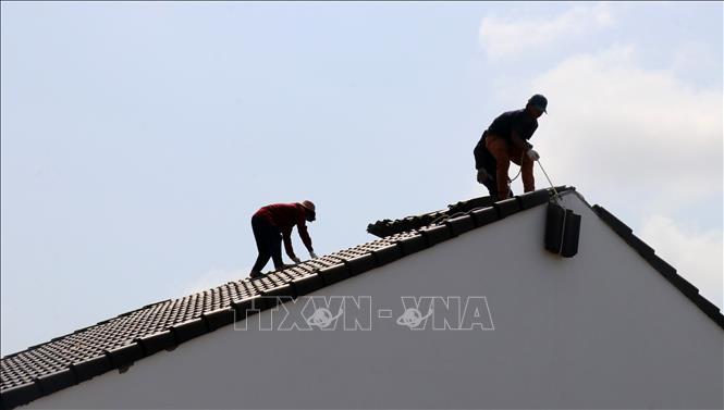 Trong ảnh: Chủ nhân căn biệt thự tự tháo dỡ công trình xây dựng vi phạm để trả lại đất cho Nhà nước. Ảnh: Lê Huy Hải - TTXVN