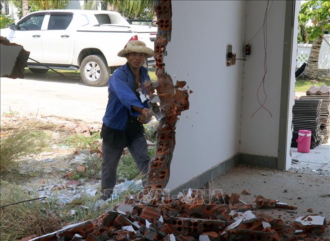 Trong ảnh: Chủ nhân căn biệt thự tự tháo dỡ công trình xây dựng vi phạm để trả lại đất cho Nhà nước. Ảnh: Lê Huy Hải - TTXVN