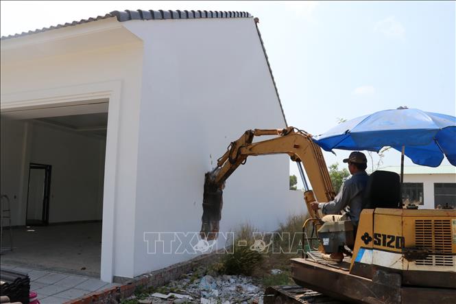 Trong ảnh: Chủ nhân căn biệt thự tự tháo dỡ công trình xây dựng vi phạm để trả lại đất cho Nhà nước. Ảnh: Lê Huy Hải - TTXVN