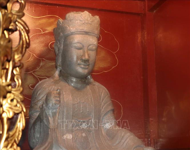 Khuôn mặt tượng mang vẻ thon gọn, thanh tú với dáng vẻ nữ tính, toát lên vẻ từ bi của nhà Phật, đặc trưng của cách thức tạo hình nhân dạng Phật giáo. Ảnh: Thanh Thương- TTXVN