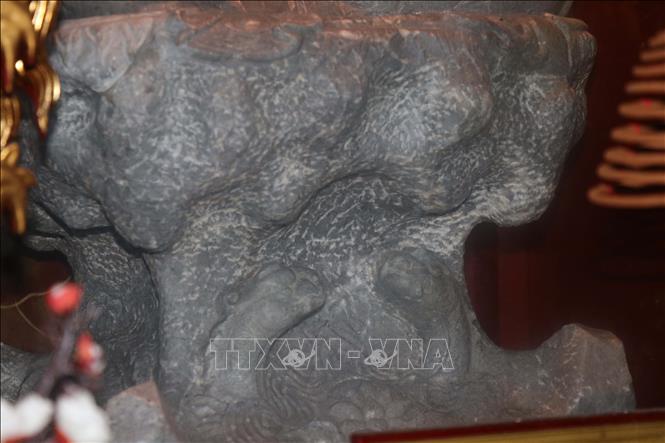Phần bệ tượng chạm khắc sóng nước, giữa sóng nước đó là hai con con thủy quái chạm nổi. Ảnh: Thanh Thương- TTXVN