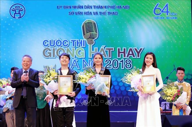 Trong ảnh: Nữ ca sĩ Hà Thơm (áo đen) nhận giải thưởng tại Cuộc thi giọng hát hay Hà Nội năm 2018. Ảnh: TTXVN phát