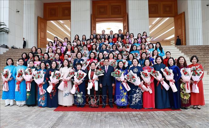 Thủ tướng Phạm Minh Chính với đại diện nữ lãnh đạo và các nhà khoa học nữ. Ảnh: Dương Giang-TTXVN
