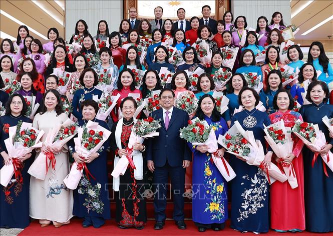 Thủ tướng Phạm Minh Chính với đại diện nữ lãnh đạo và các nhà khoa học nữ. Ảnh: Dương Giang-TTXVN
