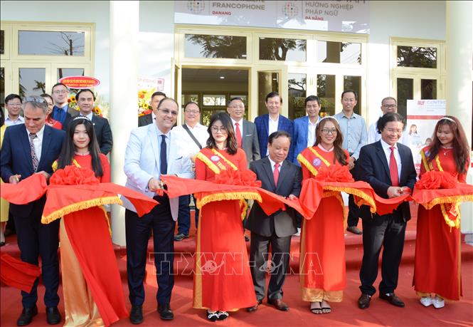 Lễ cắt băng khai trương Trung tâm Hướng nghiệp Pháp ngữ (CEF Danang) tại trường Đại học Sư phạm Kỹ thuật-Đại học Đà Nẵng. Ảnh: Văn Dũng - TTXVN
