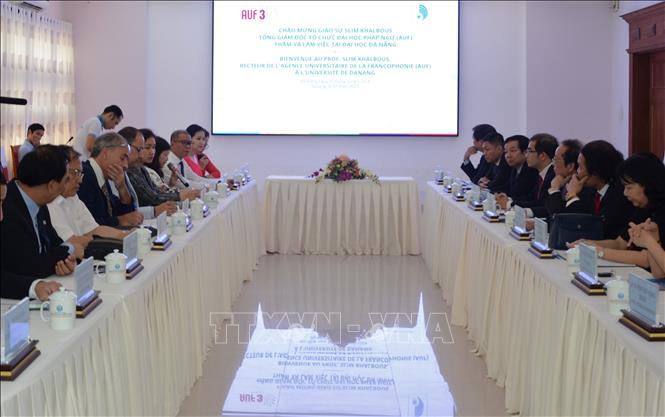 Đại diện Tổ chức Đại học Pháp ngữ làm việc với Đại học Đà Nẵng. Ảnh: Văn Dũng - TTXVN