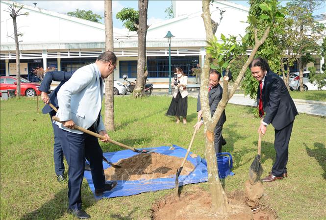 Lãnh đạo Tổ chức Đại học Pháp ngữ và Đại học Đà Nẵng trồng cây lưu niệm trước Trung tâm Hướng nghiệp Pháp ngữ. Ảnh: Văn Dũng - TTXVN