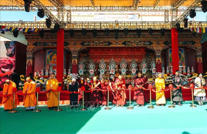 Các tăng lữ cắt băng khánh thành Không gian văn hóa tâm linh Phật giáo Samten Hills Dalat. Ảnh: TTXVN phát 