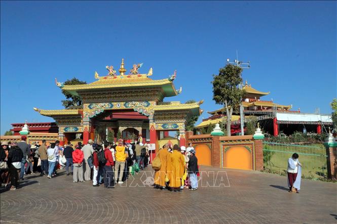 Du khách xếp hàng và tham quan các công trình kiến trúc trong Không gian văn hóa tâm linh Phật giáo Samten Hills Dalat. Ảnh: TTXVN phát