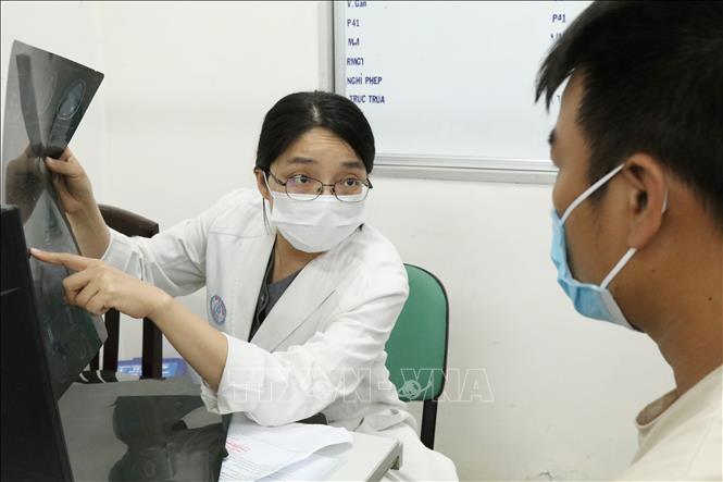 Bác sĩ Trần Thị Mai Linh khám bệnh, trao đổi với bệnh nhân. Ảnh: Đinh Hằng – TTXVN