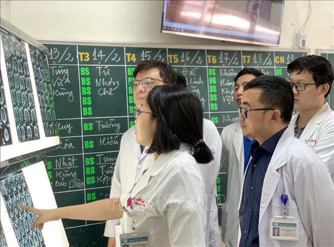Bác sĩ Trần Thị Mai Linh hội chẩn cùng các đồng nghiệp, chuẩn bị cho một ca phẫu thuật thần kinh sọ não. Ảnh: Đinh Hằng – TTXVN

