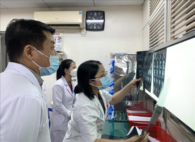 Bác sĩ Trần Thị Mai Linh hội chẩn cùng các đồng nghiệp, chuẩn bị cho một ca phẫu thuật thần kinh sọ não. Ảnh: Đinh Hằng – TTXVN

