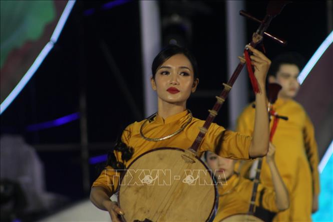Đờn ca tài tử Nam Bộ là sản phẩm văn hóa phi vật thể của Nam Bộ, vừa mang tính bác học, vừa dân gian gắn liền với mọi sinh hoạt cộng đồng dân cư Nam Bộ. Ảnh: Chanh Đa-TTXVN