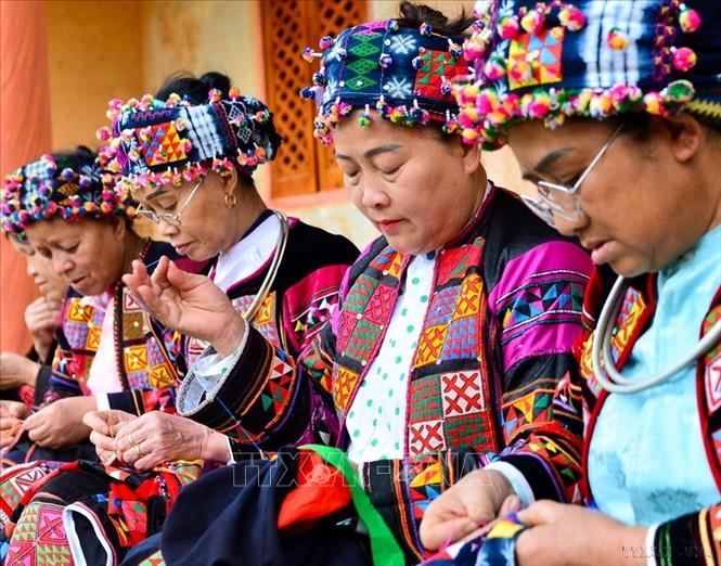 Với phụ nữ dân tộc Lô Lô ở huyện vùng cao Mèo Vạc (Hà Giang), việc gìn giữ và phát triển nghề thêu thổ cẩm truyền thống đã trở thành nét văn hóa đặc sắc trong đời sống, góp phần không nhỏ vào việc gìn giữ bản sắc văn hóa dân tộc ở địa phương. Ảnh: Nam Thái - TTXVN