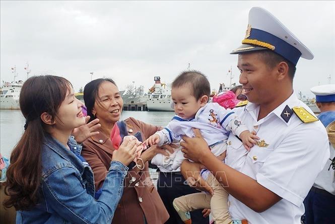 Gia đình, những người mẹ, người vợ là điểm tự tinh thần quan trọng cho cán bộ, chiến sĩ hải quân vững tâm, hoàn thành xuất sắc nhiệm vụ bảo vệ chủ quyền biển đảo thiêng liêng của Tổ quốc. Ảnh: Hoàng Hùng – TTXVN