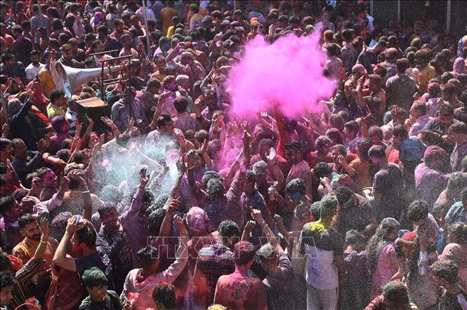 Những người tham gia ném đủ thứ bột đầy màu sắc tại Lễ hội sắc màu Holi ở Amritsar, Ấn Độ ngày 7/3/2023. Ảnh: AFP/TTXVN