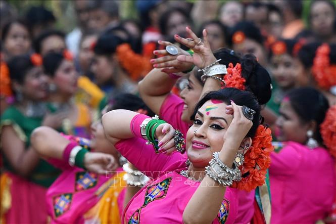 Các vũ công biểu diễn tại Lễ hội sắc màu Holi ở Kolkata, Ấn Độ ngày 7/3/2023. Ảnh: AFP/TTXVN