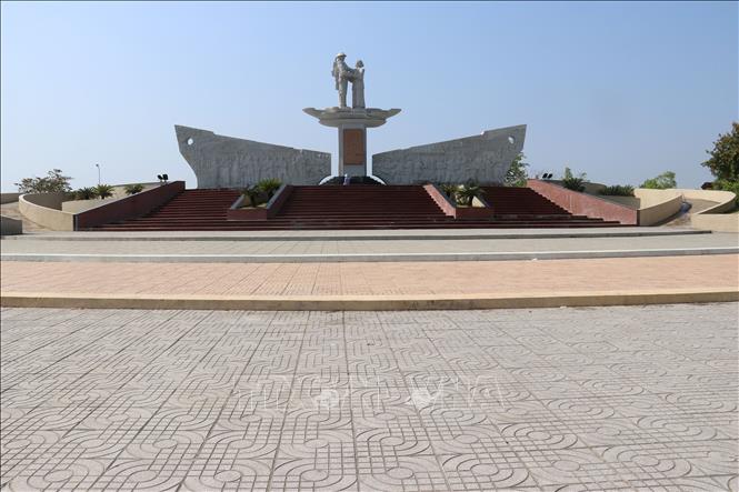 Tượng đài tưởng niệm sự kiện Tập kết ra Bắc năm 1954 tại phường 6, thành phố Cao Lãnh, tỉnh Đồng Tháp. Ảnh: Nguyễn Văn Trí - TTXVN