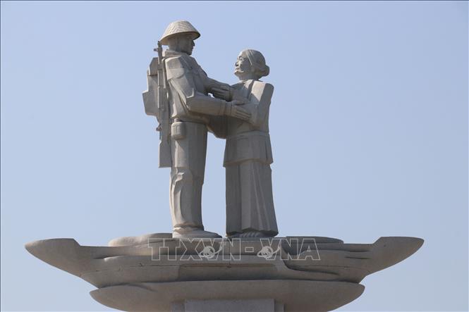 Tượng đài tưởng niệm sự kiện Tập kết ra Bắc năm 1954 tại phường 6, thành phố Cao Lãnh, tỉnh Đồng Tháp. Ảnh: Nguyễn Văn Trí - TTXVN