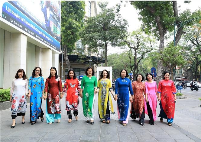 Các nữ phóng viên, biên tập viên Ban biên tập Tin trong nước hưởng ứng “Tuần lễ Áo dài” năm 2023 . Ảnh: Tuấn Anh - TTXVN