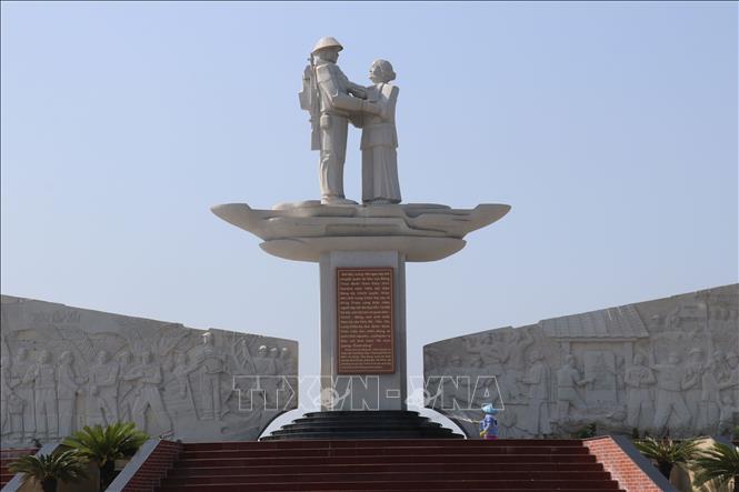 Tượng đài tưởng niệm sự kiện Tập kết ra Bắc năm 1954 tại phường 6, thành phố Cao Lãnh, tỉnh Đồng Tháp. Ảnh: Nguyễn Văn Trí - TTXVN