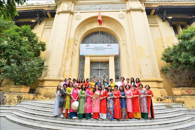 Trong ảnh: Vẻ đẹp thướt tha mềm mại của các nữ công chức, viên chức lao động Thông tấn xã Việt Nam qua tà áo dài. Ảnh: Minh Đức - TTXVN