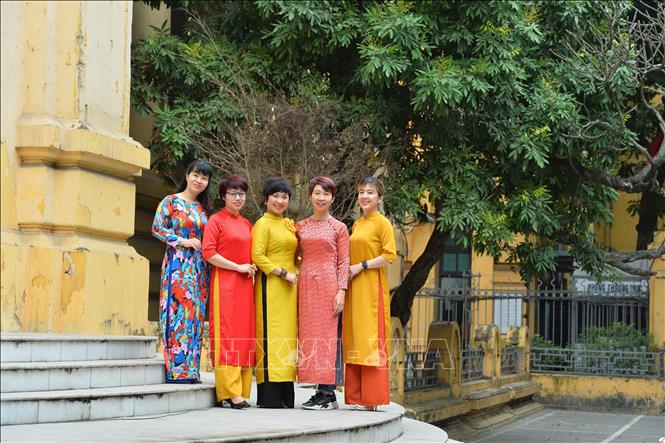 Trong ảnh: Vẻ đẹp thướt tha mềm mại của các nữ công chức, viên chức lao động Thông tấn xã Việt Nam qua tà áo dài. Ảnh: Minh Đức - TTXVN