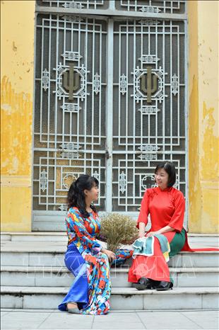 Trong ảnh: Vẻ đẹp thướt tha mềm mại của các nữ công chức, viên chức lao động Thông tấn xã Việt Nam qua tà áo dài. Ảnh: Minh Đức - TTXVN