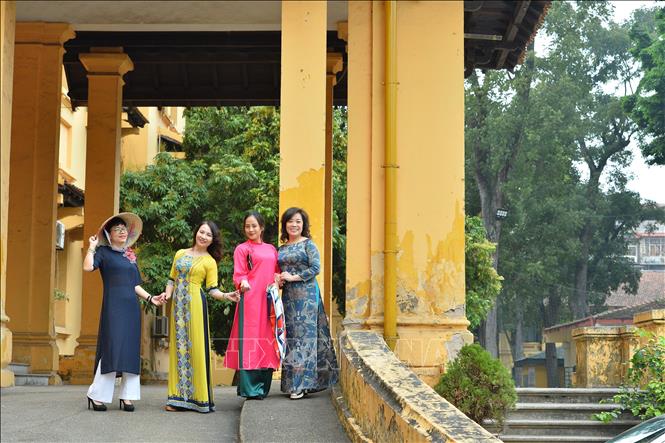 Trong ảnh: Vẻ đẹp thướt tha mềm mại của các nữ công chức, viên chức lao động Thông tấn xã Việt Nam qua tà áo dài. Ảnh: Minh Đức - TTXVN