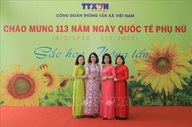 Các nữ công chức, viên chức lao động khối Văn phòng hưởng ứng 