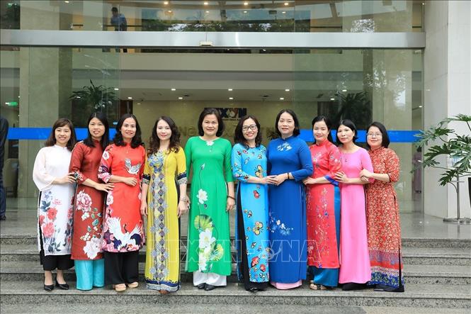 Các nữ phóng viên, biên tập viên của Ban Biên tập Tin Trong nước hưởng ứng 