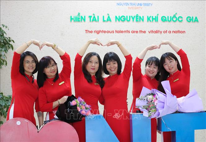 Mặc áo dài khi tới trường, giảng bài trên lớp, tham gia sự kiện của ngành giáo dục hay trong những dịp kỷ niệm, ngày lễ lớn… đã nhân lên nét đẹp của người nữ giáo viên nói riêng, tôn vinh vẻ đẹp của người phụ nữ Việt Nam nói chung. Ảnh: Thanh Tùng - TTXVN
