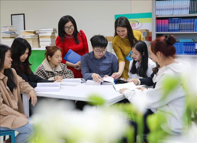 Nữ giảng viên khi mặc áo dài luôn tạo được sự lôi cuốn và gần gũi với sinh viên. Ảnh: Thanh Tùng - TTXVN 