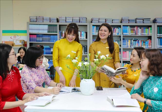 Mỗi nữ giảng viên trường Đại học Nguyễn Trãi (Hà Nội) trong trang phục áo dài truyền thống khi tới trường, lên giảng đường đã tạo nên những bông hoa rực rỡ trong vườn hoa đẹp của ngành giáo dục, góp phần lan tỏa và hiện thực hóa việc đưa giá trị áo dài trở thành Di sản văn hóa Việt Nam. Ảnh: Thanh Tùng - TTXVN 