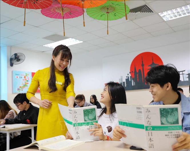 Người nữ giảng viên luôn cảm thấy tự tin, lôi cuốn sinh viên khi đứng lớp, giảng bài trong bộ áo dài truyền thống. Ảnh: Thanh Tùng - TTXVN