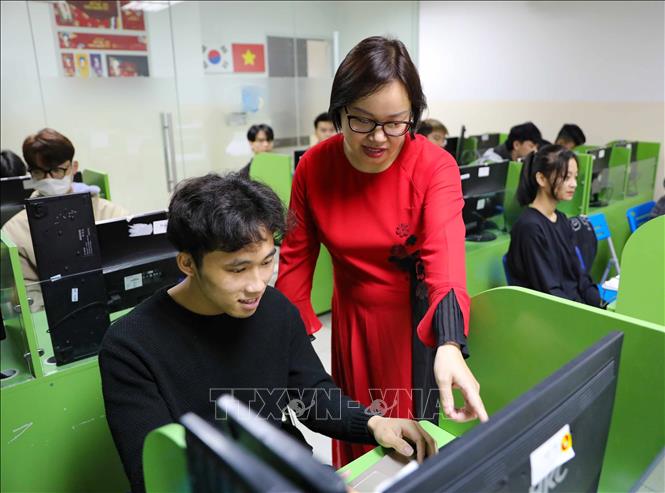 Người nữ giảng viên luôn cảm thấy tự tin, lôi cuốn sinh viên khi đứng lớp, giảng bài trong bộ áo dài truyền thống. Ảnh: Thanh Tùng - TTXVN