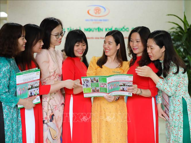 Trong trang phục áo dài truyền thống, mỗi nữ giảng viên khi lên giảng đường đã tạo nên những bông hoa rực rỡ trong vườn hoa đẹp của ngành giáo dục. Ảnh: Thanh Tùng - TTXVN 