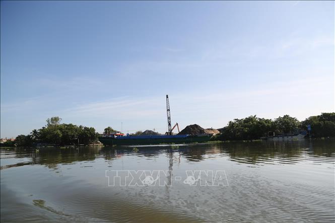 Mặt sông Vàm Cỏ Đông thông thoáng, tàu vận chuyển hàng hóa cập cảng dễ dàng tại địa phận xã Trường Tây, thị xã Hòa Thành, tỉnh Tây Ninh. Ảnh: Thanh Tân - TTXVN