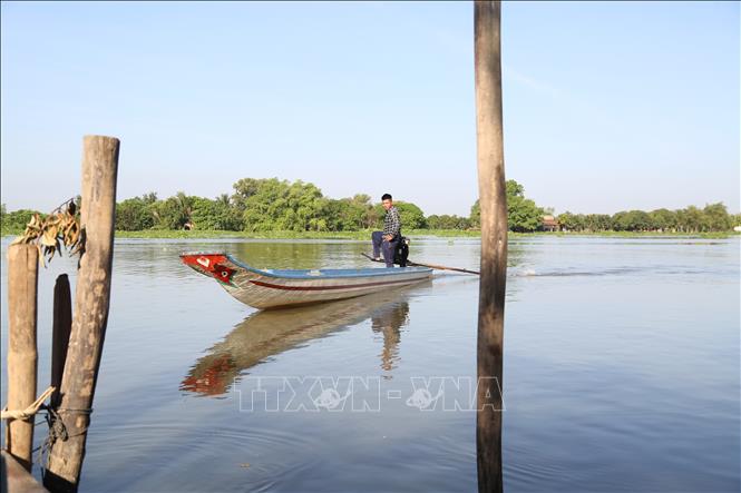Mặt sông Vàm Cỏ Đông thông thoáng, người dân di chuyển trên sông thuận lợi. Ảnh: Thanh Tân - TTXVN