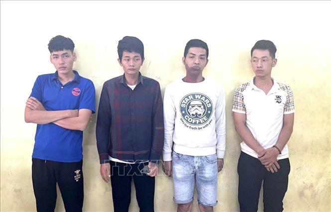 Nhóm đối tượng thực hiện vụ trộm bị công an bắt giữ. Ảnh: TTXVN phát