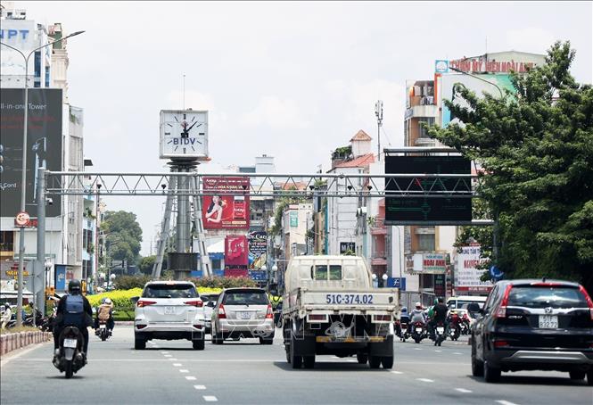 Trong ảnh: Giao thông vòng xoay Nguyễn Bỉnh Khiêm (còn gọi vòng xoay Điện Biên Phủ), quận 1, diễn biến phức tạp vào giờ cao điểm. Ảnh: Hồng Đạt - TTXVN
