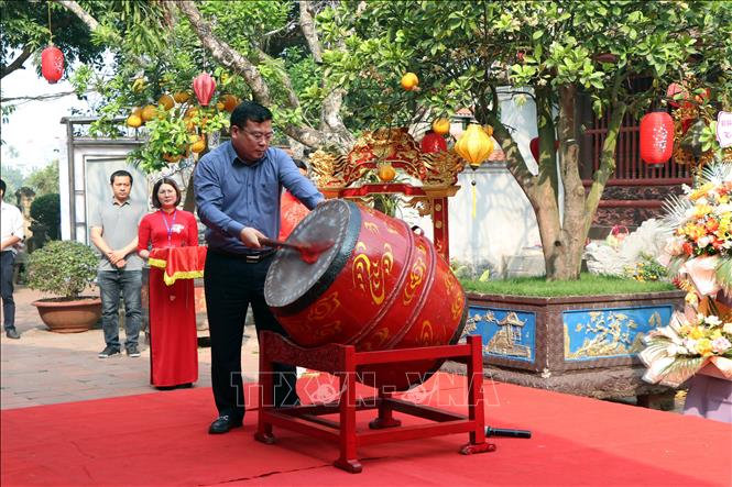 Trong ảnh: Bí thư huyện ủy Cẩm Giàng Ngô Quang Giáp đánh trống khai hội. Ảnh: Mạnh Tú - TTXVN