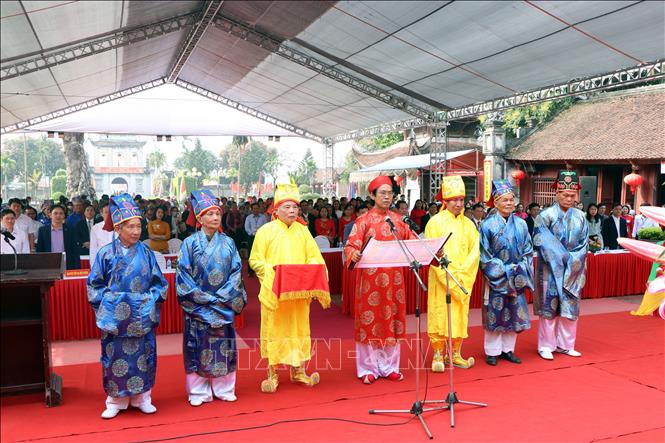Trong ảnh: Đọc văn tế đức Khổng Tử và các vị đại khoa được phối thờ ở Văn miếu Mao Điền. Ảnh: Mạnh Tú - TTXVN