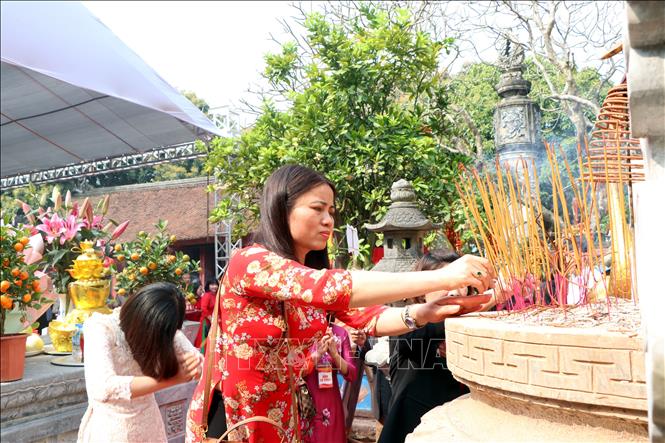Trong ảnh: Du khách dâng hương tưởng niệm. Ảnh: Mạnh Tú - TTXVN