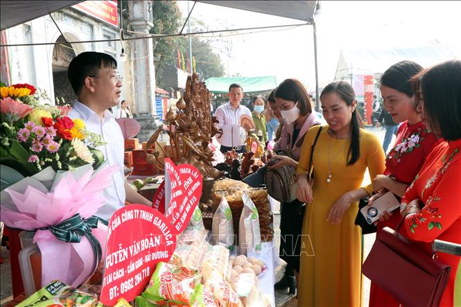 Trong ảnh: Du khách thăm quan các gian hàng trưng bày sản phẩm OCOP của huyện Cẩm Giàng. Ảnh: Mạnh Tú - TTXVN